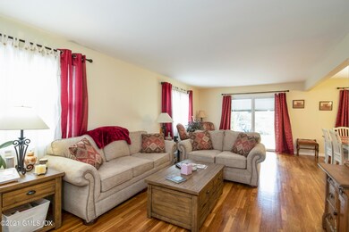 Living Room-9340917