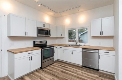 314 E 8th St S, Newton, IA 50208 - photo 2