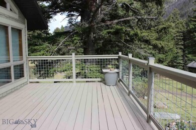 Large Trex balcony with plenty of room for enterta