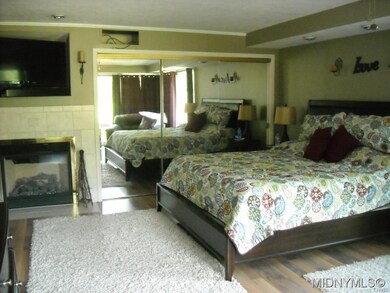 Master w/ Gas Fireplace
