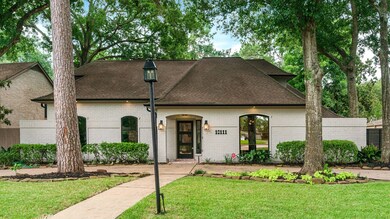 10111 Cedar Creek Dr, Houston, TX 77042 - photo 3