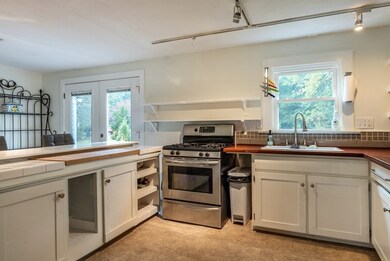 161 Pondview Dr, Amherst, MA 01002 - photo 5