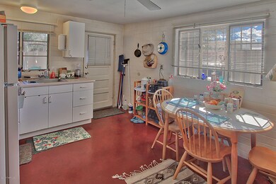 GH - Eat-in Kitchen