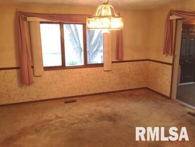 2151 W 34th St, Davenport, IA 52806 - photo 7