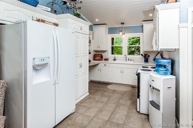 Small but efficient kitchen and natural light. Hug