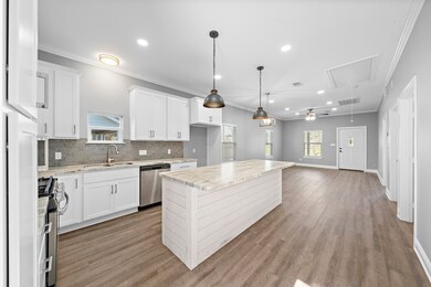 310 E Sidnor St, Alvin, TX 77511 - photo 3