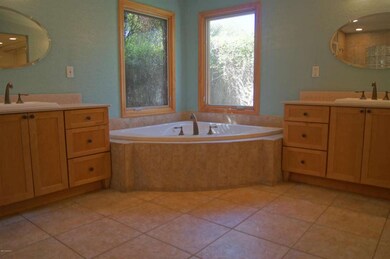 Master Bath - Tub/Vanities
