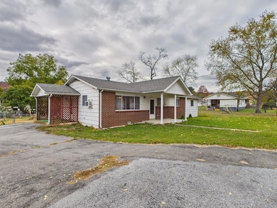 27 N Sycamore St, Peterstown, WV 24963 - photo 2