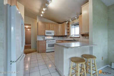 Kitchen w/Breakfast Bar
