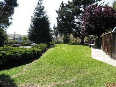 Common area between Laurel Lane and Southwood Dr U