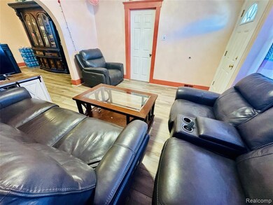 12140 Mitchell St, HamtraMcK, MI 48212 - photo 6