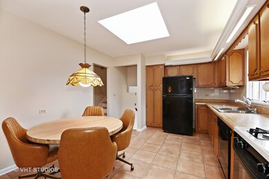 325 Spruce Dr, Naperville, IL 60540 - photo 5