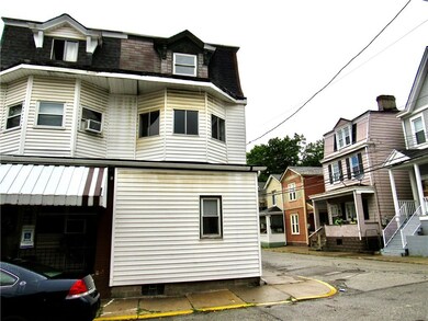 Left Side of property located on 13th St is vinyl