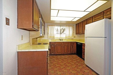 Kitchen: refrigerator conveys