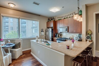 Kitchen w/breakfast bar