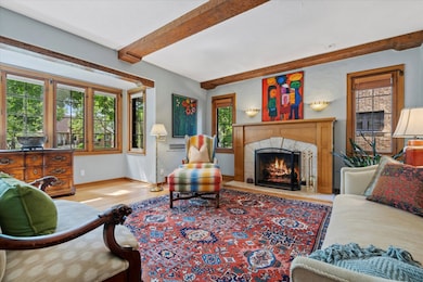 Living room wgas fireplace