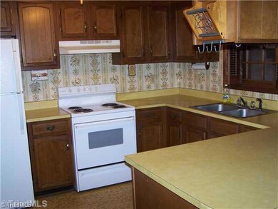 1917 Murrayhill Rd, Greensboro, NC 27403 - photo 3