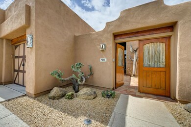 Charming private Courtyard Greeting