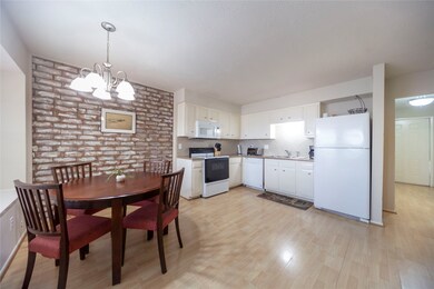 3740 Laura Leigh Dr unit 3740, Friendswood, TX 77546 - photo 3