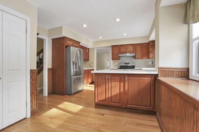 kitchen eat-in area