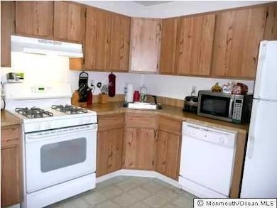 18 Augusta Ct unit 8, Freehold, NJ 07728 - photo 2