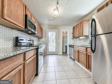 Good size kitchen with walk-in pantry.