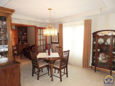 910 SE Oakridge Ln, Topeka, KS 66609 - photo 6