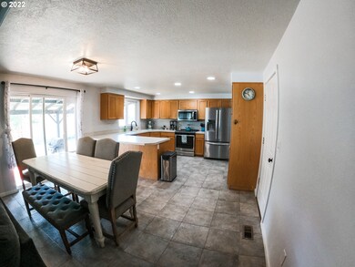 863 E 7th St, Lafayette, OR 97127 - photo 7