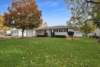 127 N Genevieve St, Cedar Falls, IA 50613 - photo 2