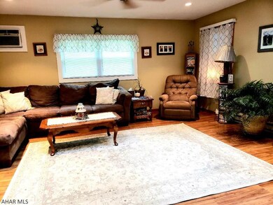 Nice 1st floor Family Room