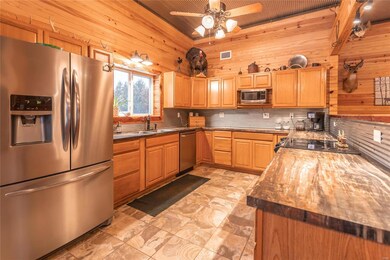 Beautiful kitchen with lots of cabinets and petrif