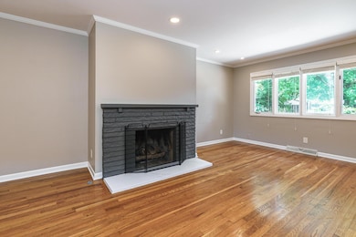 Gas log fireplace