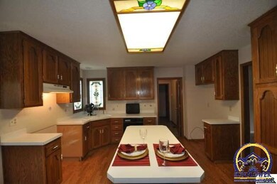 3807 SW Lincolnshire Rd, Topeka, KS 66610 - photo 4