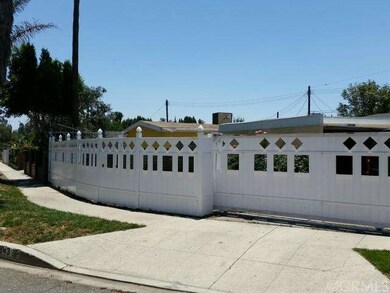 Custom Vinyl Fencing Design Adds a Creative and Un
