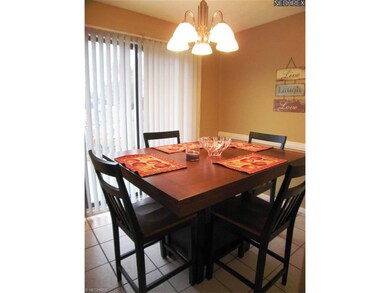 Airy and Bright Spacious Dining Room. Fresh Neutra