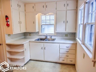 102 N 18th St, Marshalltown, IA 50158 - photo 3