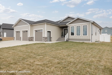 2202 Wahl St, Dickinson, ND 58601 - photo 4