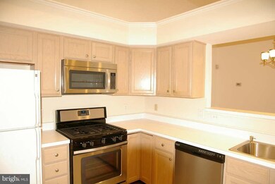 9220 Cardinal Forest Ln unit J, Lorton, VA 22079 - photo 7