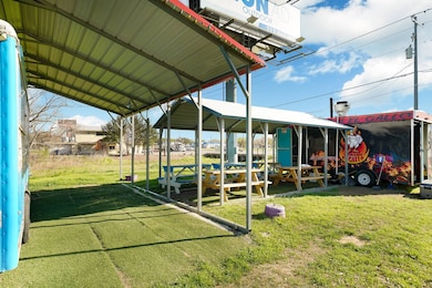 642 10th St unit 7, Floresville, TX 78114 - photo 3