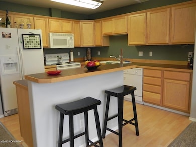Gorgeous Kitchen with Island!