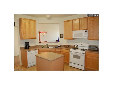 Eat-in kitchen with center island, gas stove, buil