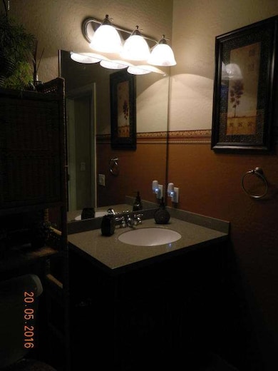 Main floor full bathroom