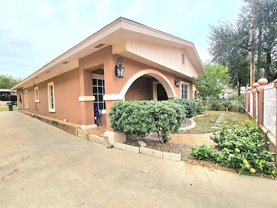 2703 Pecan St, Laredo, TX 78046 - photo 5