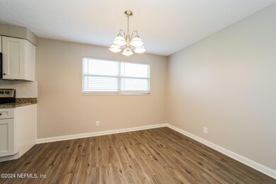004-photo-dining-room-13632972