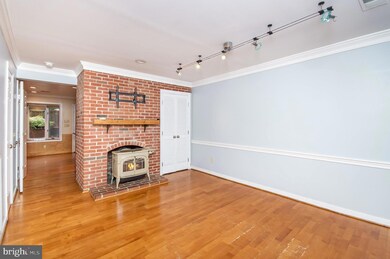 818 Bashford Ln, Alexandria, VA 22314 - photo 3