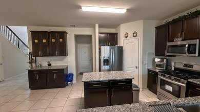 Spacious kitchen with isand