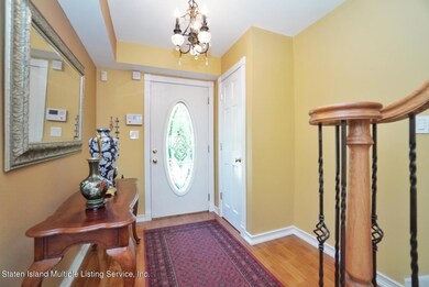 (4) entry foyer