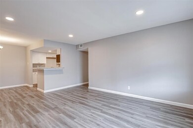 327 W Hufsmith Rd unit 401, Tomball, TX 77375 - photo 3