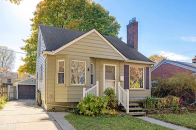 2073 Hampton Rd, Grosse Pointe Woods, MI 48236 - photo 3