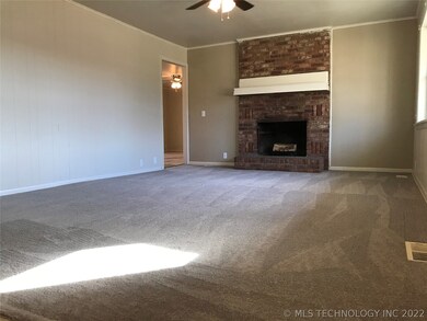 Lrg. living room with lots of natural light.